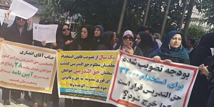 Les enseignants manifestent pour exiger leurs salaires en Iran