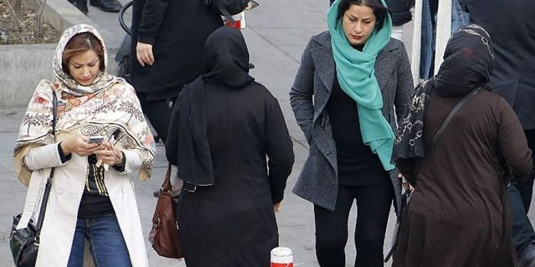 Nouveau plan visant à renforcer la répression des femmes “mal-voilées” en Iran
