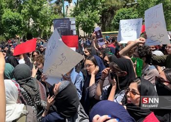 Les rassemblements de protestation se sont féminisés en Iran, admet un expert