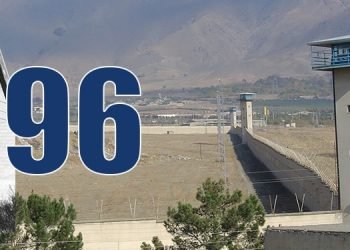Une femme non identifiée pendue avec sept hommes à Karaj en Iran