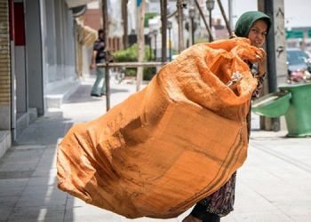 Des fillettes qui fouillent les ordures pour gagner leur vie en Iran