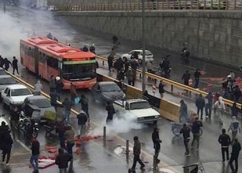 Trois femmes arrêtées à Karadj pour avoir manifesté contre la hausse de l’essence