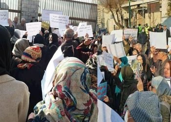 Un groupe de retraités commémore les martyrs du soulèvement à Téhéran