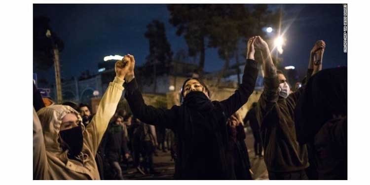 « Les gens étaient sur le terrain. Une bombe lacrymogène a atterri près de nous.