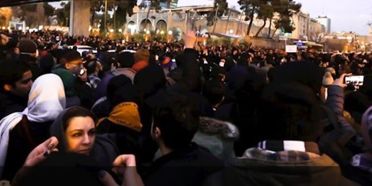 Vina Houshangi et une fillette tuées lors du soulèvement de novembre en Iran