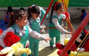 En parlant des difficultés auxquelles les travailleuses sont confrontées lorsqu'elles ont la garde de leurs enfants pendant les heures de travail, une femme a souligné