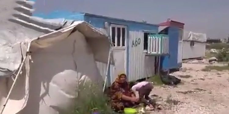 2,5 ans après le séisme de Kermanchah, les femmes vivent toujours dans des préfabriqués