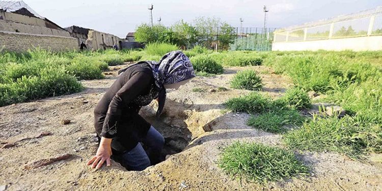 Des femmes chefs de famille dorment dans des fosses en raison de la pauvreté