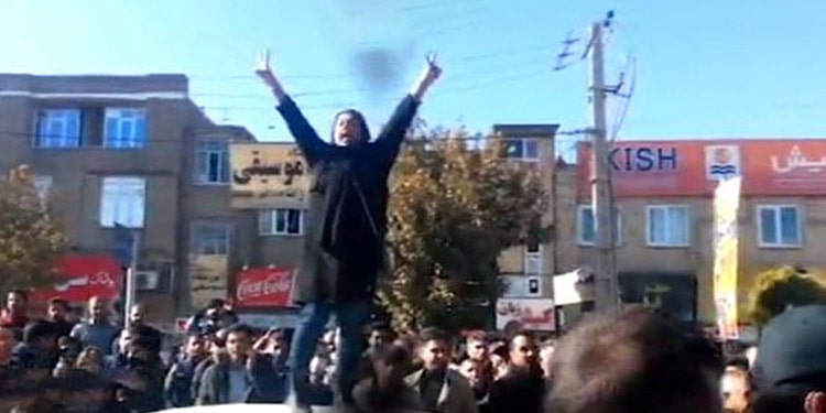 La manifestante Fatemeh Davand entame sa peine de 5 ans de prison en Iran