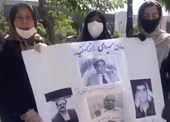 Les familles des prisonniers politiques en Iran défendent leurs proches