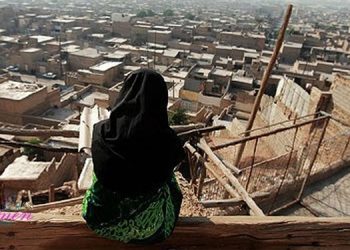 Les mères isolées en Iran luttent pour du pain