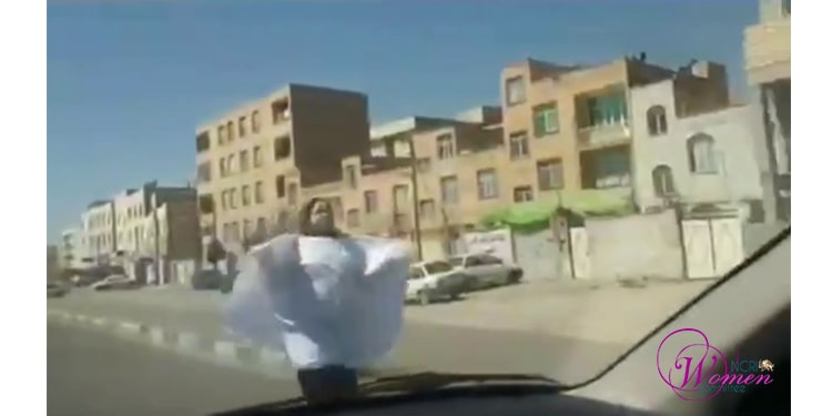 Une femme portant un linceul à Tabriz en signe de protestation contre l’accord félon 