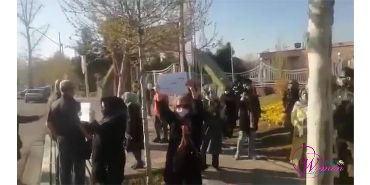 Des femmes manifestant à Karadj et à Ispahan (1ère à droite)