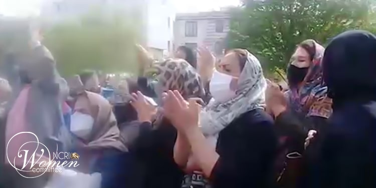 À Téhéran, les forces de sécurité ont arrêté une manifestante qui filmait