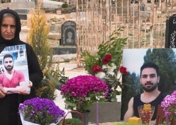 La mère de Navid Afkari près de sa tombe à Norouz