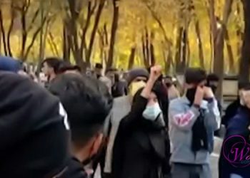 Jeunes femmes à la tête des manifestants scandant "A bas le dictateur".