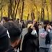 Jeunes femmes à la tête des manifestants scandant "A bas le dictateur".