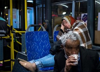 Les autorités ignorent la détresse des femmes forcées de dormir dans des bus en Iran