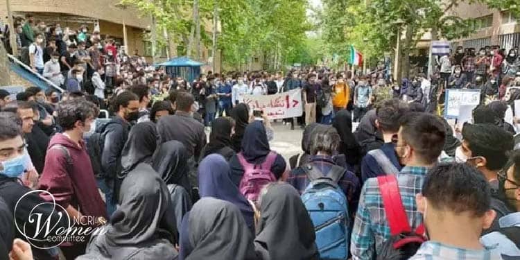 Des étudiants de l'Université des sciences et de la technologie organisent une manifestation