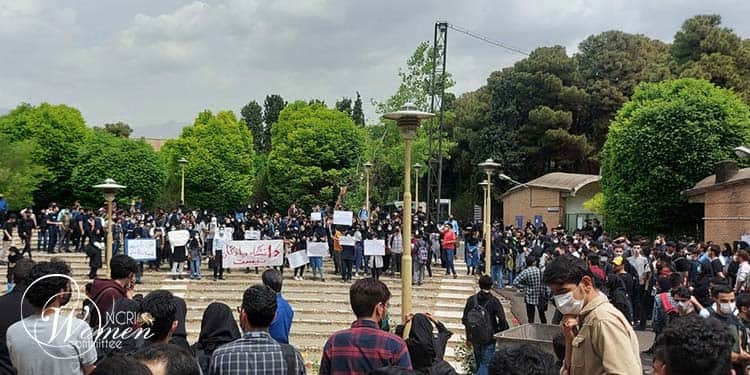 Des étudiants protestent contre les mesures répressives
