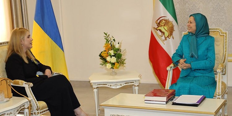 La députée ukrainienne Kira Rudik visite le centre de la Résistance iranienne à Achraf 3