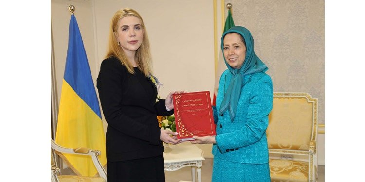 Le cadeau de Mme Radjavi à Kira Rudik était la liste des 200.000 martyrs de l'OMPI.