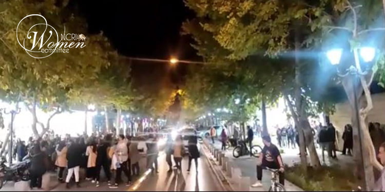 Des femmes ont organisé une manifestation nocturne à Isfahan et ont bloqué la route.