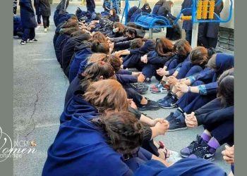 Des jeunes femmes iraniennes commémorentl'anniversaire de la répression sanglante à Zahedan