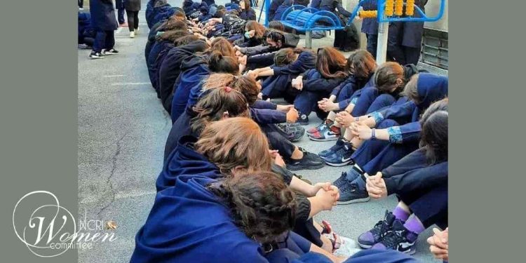 Des jeunes femmes iraniennes commémorentl'anniversaire de la répression sanglante à Zahedan