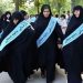 Des surveillants de hijab obligatoire et des agents en civil fouillent les effets personnels des passagers