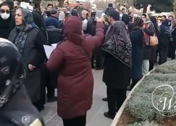 Des femmes mènent une manifestation contre la pollution de l'air à Arak, en Iran