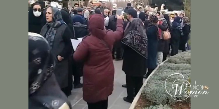 Des femmes mènent une manifestation contre la pollution de l'air à Arak, en Iran