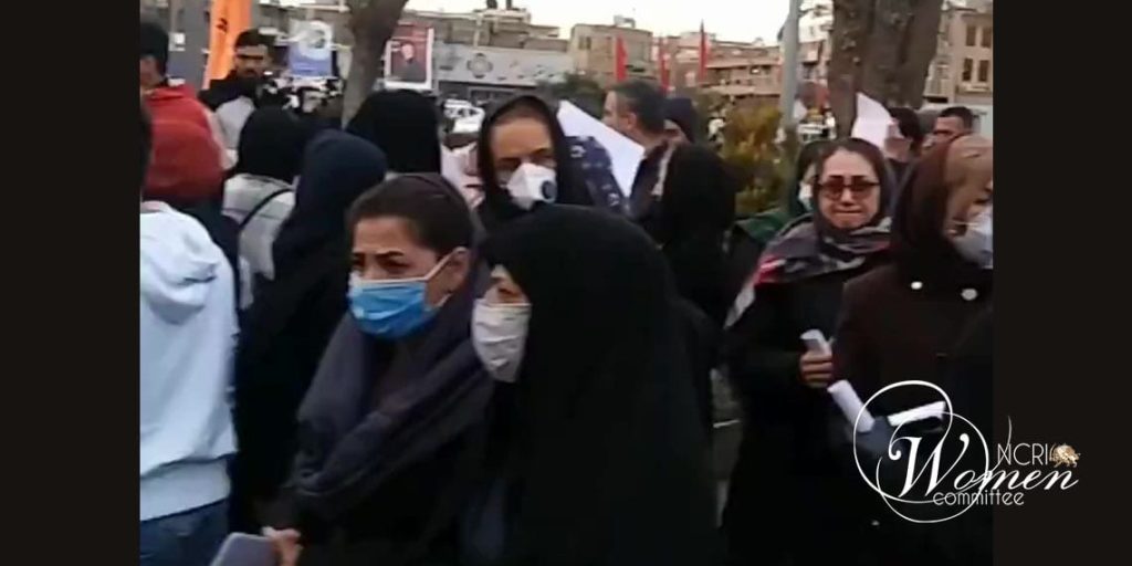 Des femmes mènent une manifestation contre la pollution de l'air à Arak, en Iran