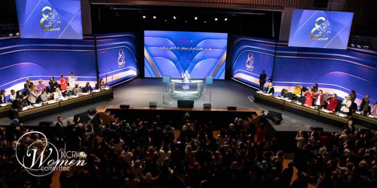 Solidarité avec les femmes d'Iran lors de la conférence IWD2024 à Paris