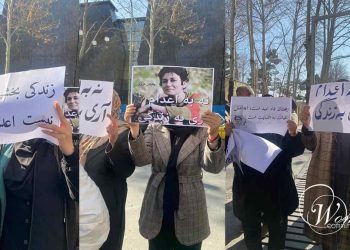 Des militantes de Sanandadj protestent contre la condamnation à mort de Pakhshan Azizi