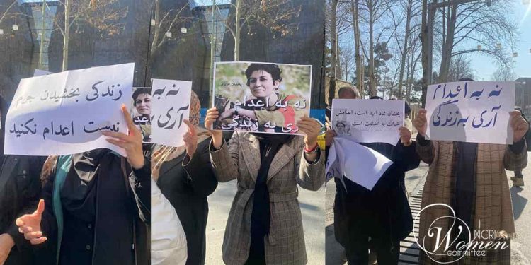 Des militantes de Sanandadj protestent contre la condamnation à mort de Pakhshan Azizi