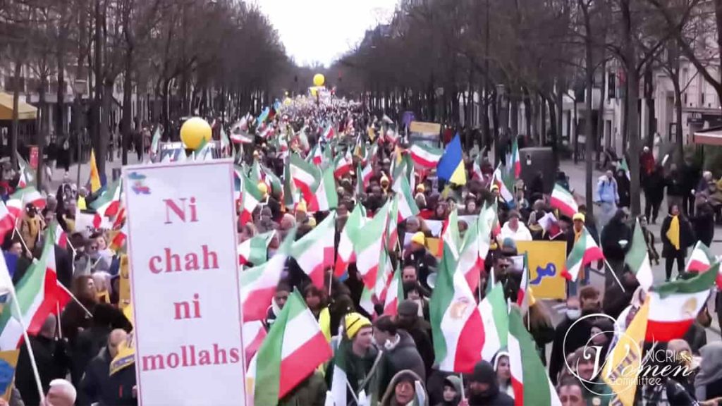 Les femmes ont participé activement au grand rassemblement iranien à Paris