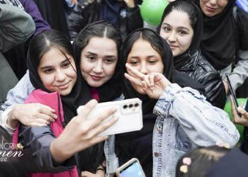 Journée internationale de la jeunesse : les jeunes femmes iraniennes portent la flamme de la liberté