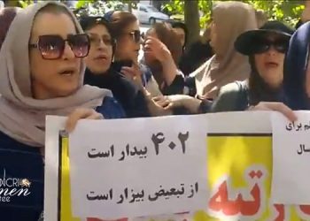 Enseignants retraités et instructeurs du Mouvement pour l’alphabétisation en manifestation