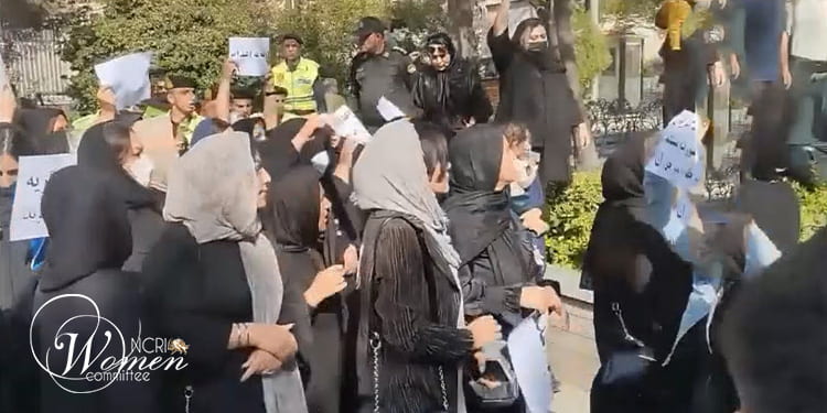 Iran : des familles de condamnés à mort battues et arrêtées lors d’une manifestation pacifique à Téhéran