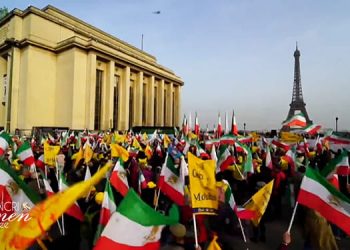 Les Iraniens manifestent à Paris en soutien au gouvernement provisoire du CNRI et au plan en dix points de Maryam Radjavi