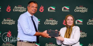 Une délégation du CNRI assiste à la grande conférence des jeunes du parti au pouvoir en Italie : Sarvnaz Chitsaz reçoit le Prix du Courage