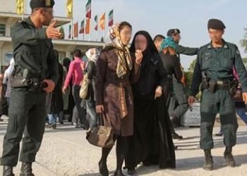 Youth confront compulsory veiling agents