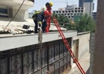 Female worker fell off the ladder and lost her life