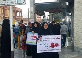 Ridiculous pickets to promote the mandatory veil