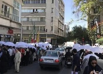 Medical doctors, graduates protest outside Rouhani’s office