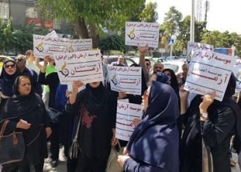 Women continue their protest over looted deposits