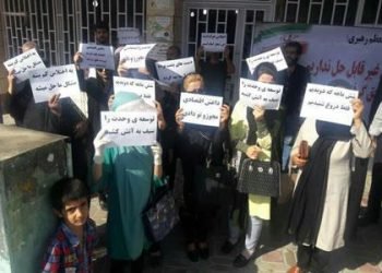 Plundered women and men protest in Gachsaran