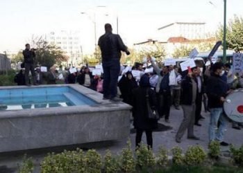 Plundered women and men staged protest outside the Parliament