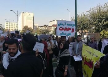Protest of plundered women and men outside the Parliament swells